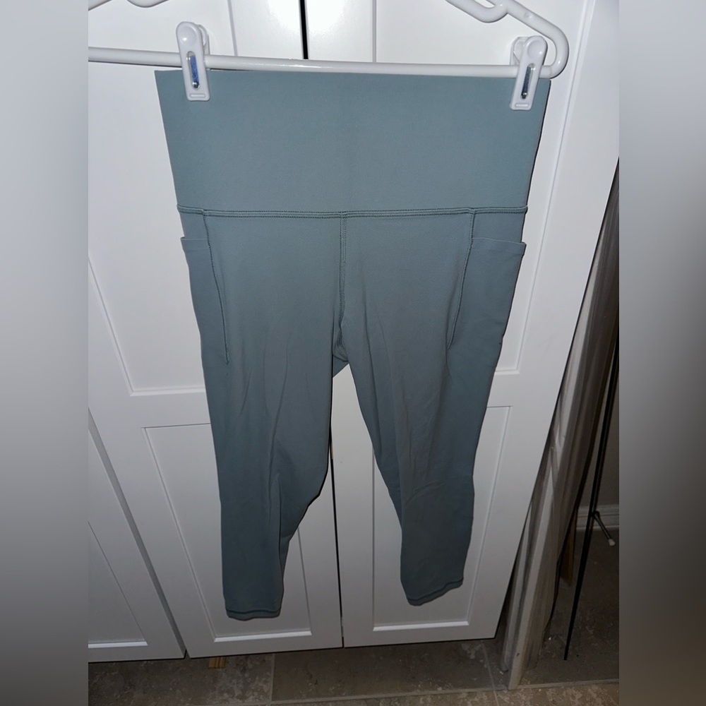 Athleta Salutation Stash pocket 7/8 tight